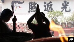 Seorang pemeluk agama Budha tengah berdoa di sebuah vihara di Jakarta (Foto: dok). 