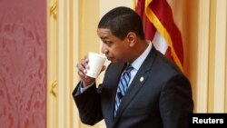 Justin Fairfax, el vicegobernador de Virginia, antes de abrir la reunión estatal del Senado durante una sesión de la Asamblea General en Richmond, Virginia, EE. UU.