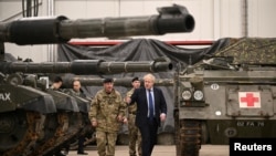 英国首相约翰逊在爱沙尼亚视察北约军事基地（2022年3月1日）