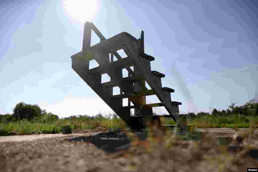 تنها چند پلۀ زینه بازماندۀ ساختمانی است که ده سال پیش در اثر توفان کترینا در ایالت مسی سی پی ویران شد.