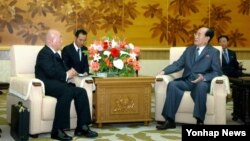 이지마 이사오 일본 특명담당 내각관방 참여(왼쪽)가 지난 16일 북한 평양에서 김영남 최고인민회의 상임위원회 위원장과 면담했다.
