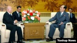 16일 이지마 이사오 일본 특명담당 내각관방 참여(왼쪽)와 면담한 북한 김영남 최고인민회의 상임위원회 위원장. 조선중앙통신 보도.