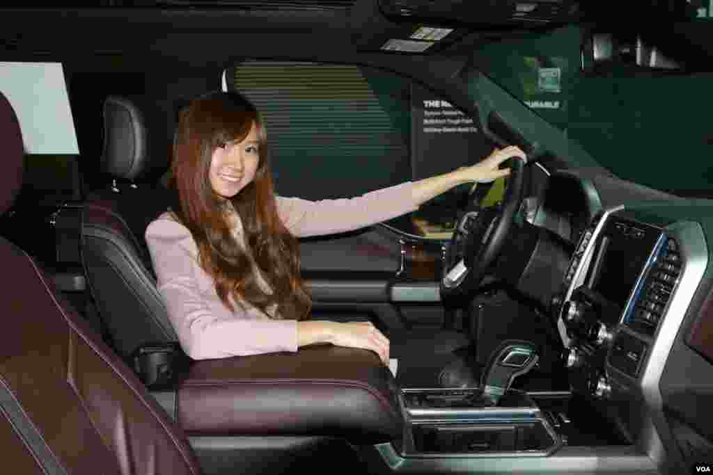 《走进美国》主持人莫非体验 F-150 皮卡宽敞内部空间