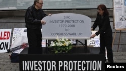 Dalam foto tertanggal 8/5/2012 ini para aktivis di New York melakukan demonstrasi memperingatkan para investor bahwa mereka juga bisa menjadi korban penipuan Wall Street. 