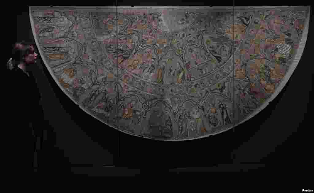 បុគ្គលិក​សារមន្ទីរ​មើល​ទៅ​ស្នាដៃសិល្បៈ​ Bologna Cope ដែល​មាន​អាយុកាល​ចាប់តាំង​ពី​សតវត្សរ៍​ទី​១៤ នៅ​ឯ​សារមន្ទីរ​ Victoria and Albert ក្នុង​ក្រុង​ឡុងដ៍ ប្រទេស​អង់គ្លេស។&nbsp;