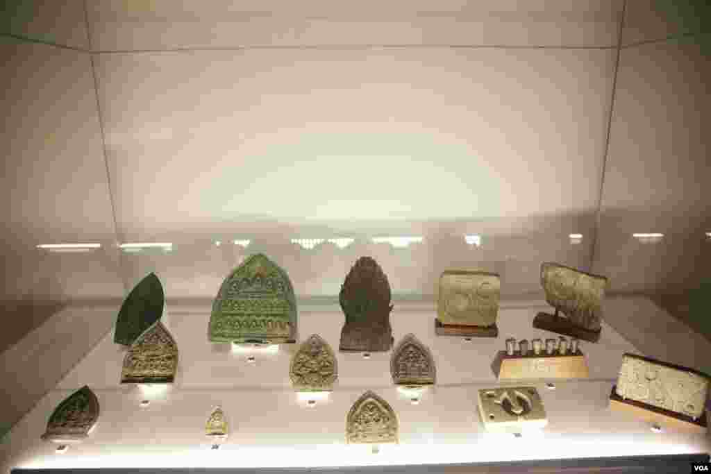 គ្រឿងអលង្ការធ្វើពីមាសនិងសំរិទ្ធិកាលពីសម័យអង្គរ ដែលមួយចំនួនត្រូវបានបញ្ជូនមកប្រទេសកម្ពុជា ពីប្រទេសអង់គ្លេសមួយចំនួនទៀតត្រូវបានមន្រ្តីប្រមែប្រមូលនិងកំណាយពីសម័យអង្គរនិងសម័យមុនអង្គរត្រូវបានយកមកតាំងបង្ហាញ ជាសាធារណនៅសារមន្ទីរជាតិចាប់ពីខែមករាដល់ខែកុម្ភៈ២០១៨។(ទុំ ម្លិះ/VOA)