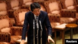 아베 신조 일본 총리가 19일 의회에서 모리토모학원 국유지 특혜, 공문서 위조 의혹과 관련해 답변하고 있다. 