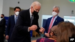 
ባይደን ቨርጂኒያ ውስጥ በሚገኝ አንድ የእምነት ተቋም ውስጥ ክትባት በመወሰድ ላይ የሚገኙትን አሜሪካውያን ሲያነጋግሩ
