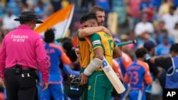 খেলা শেষে দক্ষিণ আফ্রিকার আনরিখ নরটিয়া কেশভ মাহারাজাকে সান্ত্বনা দিচ্ছেন। ফটোঃ ২৯ জুন, ২০২৪।