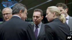 ფოტოზე (მარცხნიდან მარჯვნივ): ევროკომისარი ეკონომიკის დარგში, ოლი რენი, ევროპის ცენტრალური ბანკის პრეზიდენტი მარიო დრაგი, საბერძნეთის ფინანსთა მინისტრი იანის სტურნარასი და ჰოლანდიის ფინანსთა მინისტრი იარუნ დიჟსელბლოემი