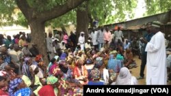 Les retraités civiles, militaires, veuves et orphelins en assemblée générale à la bourse du travail de N'Djamena, le 14 octobre 2017. (VOA/André Kodmadjingar)
