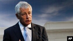 Qutqaruvchilar va rossiyaparast isyonchilar otishmada halok bo&#39;lgan odamning jasadini olib ketmoqda, Donetsk, sharqiy Ukraina, 1-oktabr, 2014-yil.
