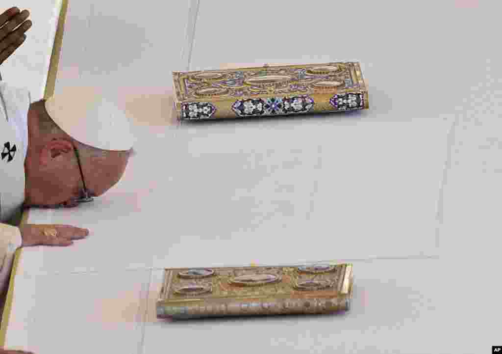 Paus Fransiskus mencium altar sebelum Misa Kanonisasi untuk Bunda Teresa di Lapangan Santo Petrus di Vatikan (4/9).&nbsp;(AP/Alessandra Tarantino)