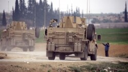 Des civils et combattants de l'EI se rendent mais d'autres résistent