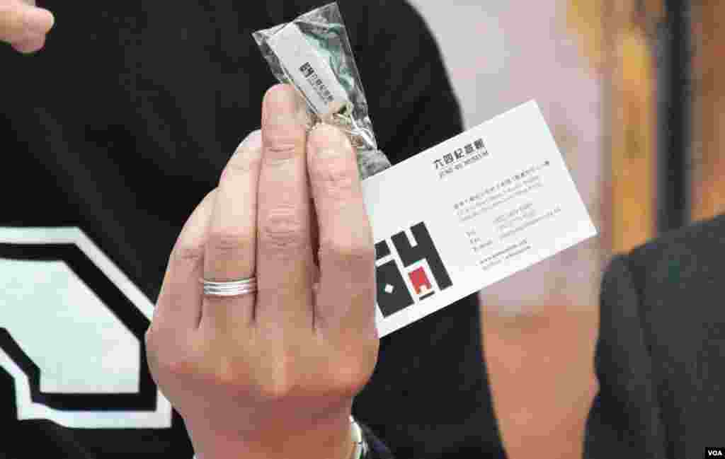 香港支联会年宵摊位售卖电脑及智能电话两用的USB，预载六四事件相关资料（美国之音汤惠芸拍摄）