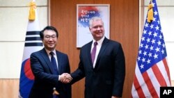 지난 9월 11일 방한한 스티븐 비건 미 국무부 대북정책 특별대표가 서울 외교부 청사에서 이도훈 한국 외교부 한반도 평화교섭본부장과 만나 악수하고 있다.