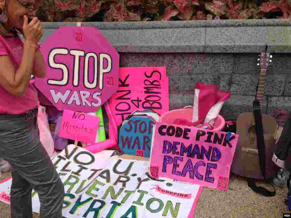 反对美国军事干预叙利亚的抗议标语和宣传品。