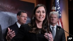 《拉肯·莱利法案》的推动者之一、阿拉巴马州共和党参议员凯蒂·布里特向记者说明法案内容。(2025年1月9日)