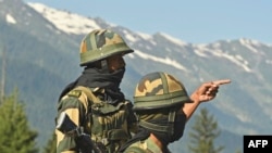 资料照片：印度边境安全部队士兵守卫着通往与中国接壤的列城的公路。（2020年6月17日）