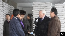 지난 2010년 북한 평양의 세계식량계획 밀가루 공장을 방문한 유엔 관계자들. (자료사진)