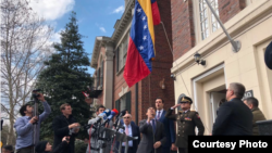 카를로스 베키오 미국 주재 특사가 18일 워싱턴 DC에 있는 국방무관 관련 시설를 접수한 후 국기를 달고 있다. (제공: 카를로스 베키오 미국 주재 특사 트위터) 