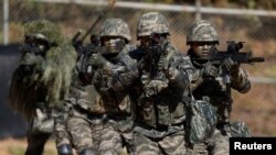 韩国陆战队员2018年11月1日在延坪岛演习