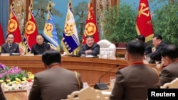 ຜູ້ນໍາຂອງເກົາຫຼີເໜືອ ທ່ານກິມ ຈົງ ອຶນ ເປັນປະທານການປະຊຸມຂອງກອງທັບ ຢູ່ໃນນະຄອນຫຼວງພຽງຢາງ, ເກົາຫຼີເໜືອ, ວັນທີ 6 ກຸມພາ 2023. ໃນພາບທີ່ເຜີຍແຜ່ ໂດຍອົງການຂ່າວສູນກາງຂອງເກົາຫຼີເໜືອ (KCNA).