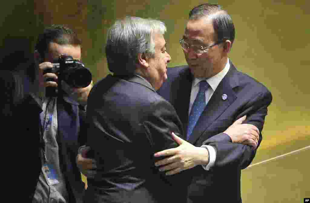 Sekjen PBB yang mengakhiri jabatannya, Ban Ki-moon (kanan) memeluk penggantinya, Sekjen baru PBB, Antonio Guterres dari Portugal, setelah pidato Guterres di markas PBB di New York.