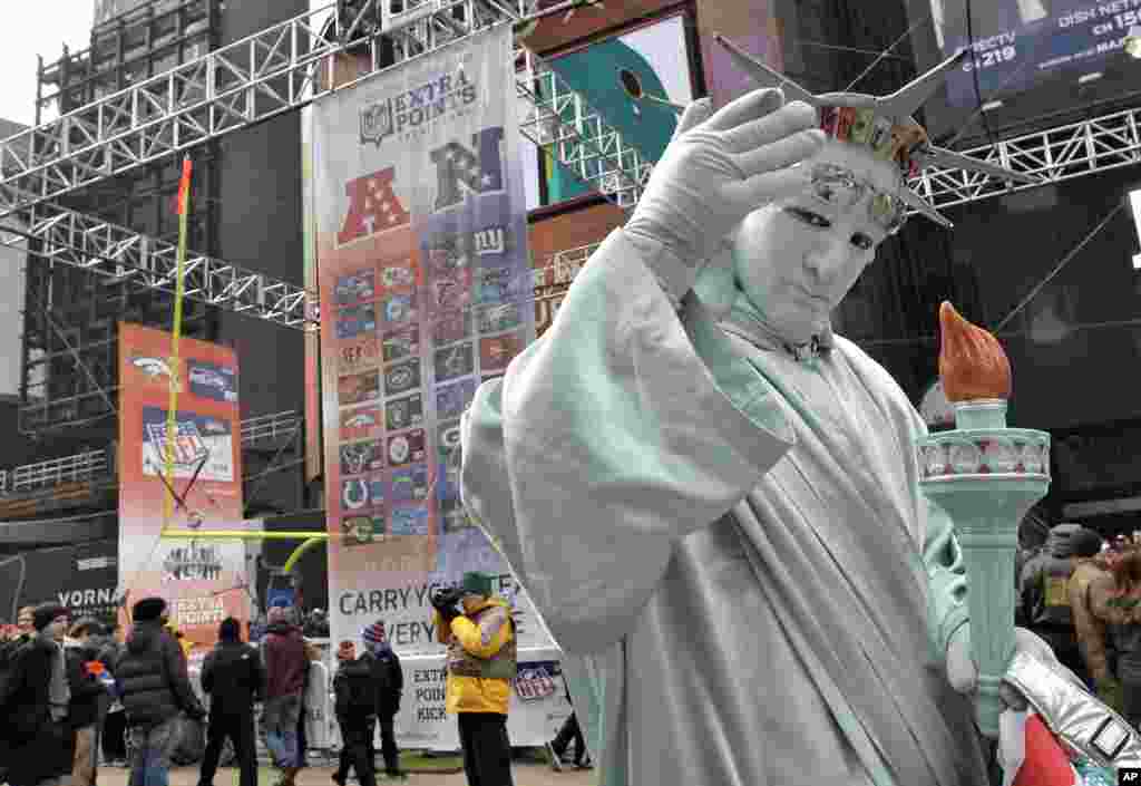 Seorang pria berpakaian seperti Patung Liberty di Super Bowl Boulevard (31/1) di New York. (AP/Chris O&#39;Meara)