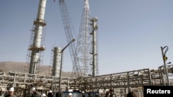 نیروگاه اراک تولید کننده "آب سنگین" است که یکی از عناصر مهم در تولید بمب اتمی می تواند باشد. 