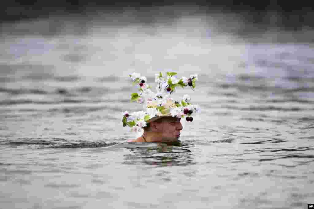 A man with a New Year&#39;s hat attends the annual New Year&#39;s Berliner Seehunde (Berlin Seals) swim at Oranke Lake, Berlin, Germany, Jan. 1, 2014.