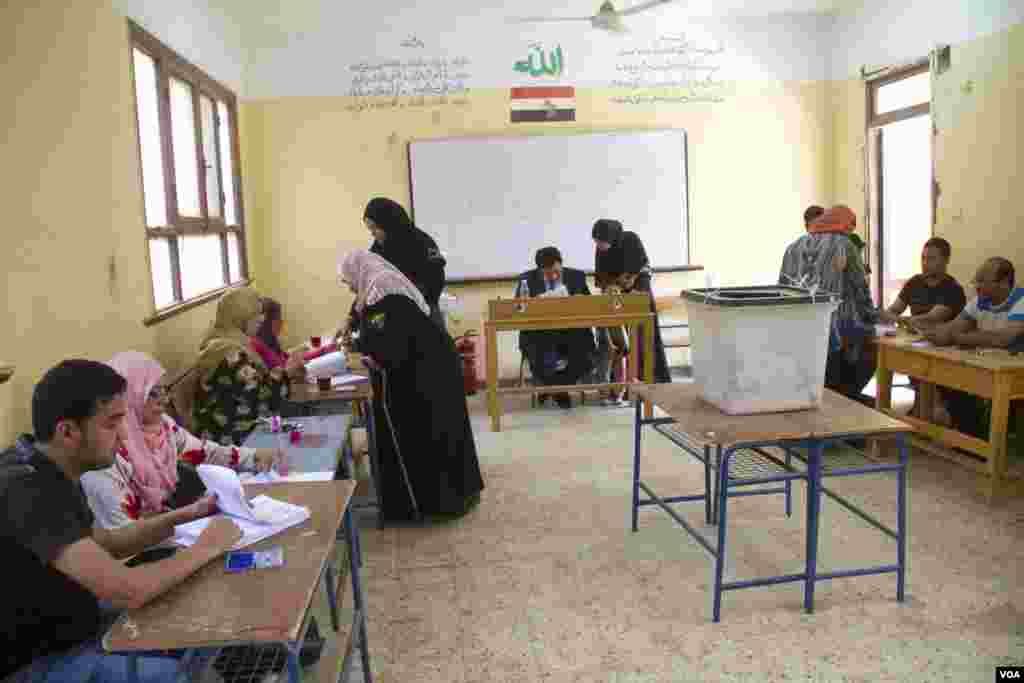 TPS di Kairo, 27 May 2014. (Hamada Elrasam /VOA)