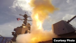 美国海军拉森号导弹驱逐舰2014年3月24日进行实弹演习（美国海军照片） 