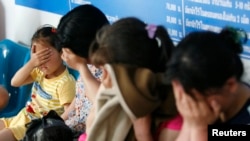 북한을 탈출한 후 2년 동안 중국과 미얀마, 라오스를 거쳐 태국에 도착한 탈북 여성과 어린이들이 치앙라이주 치앙사엔 경찰서에서 신분이 노출되는 것을 막기 위해 얼굴을 가리고 있다. 이들은 한국으로 가기 위해 자진해서 태국 경찰서를 찾아가 망명을 신청했다. (자료사진)