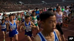 Warga mengikuti Lomba Marathon Pyongyang bulan April tahun lalu (foto: dok). Tahun ini, warga asing dilarang mengikuti lomba marathon karena kekhawatiran wabah ebola. 
