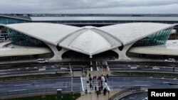 Bandara JFK New York menjadi yang pertama di AS yang memulai program pemantauan yang lebih ketat guna mencegah penyebaran penyakit Ebola. (Reuters/Eduardo Munoz)