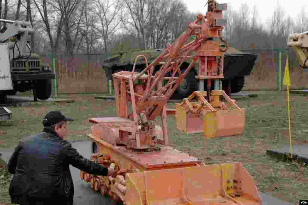 Peralatan dengan kontrol jarak jauh digunakan di Chernobyl setelah ledakan reaktor pada 1986. (VOA/Steve Herman).