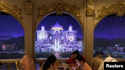 2023年1月23日，中国北京，春节和农历新年庆祝活动期间，人们坐在餐馆里。官方媒体2023年1月28日报道，官方取消了新冠肺炎疫情旅行限制，中国国内春节假期旅行较去年激增74%。