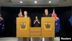 新西兰工党的克里斯·希金斯Chris Hipkins（左）与党友Carmel Sepuloni被核准出任总理和副总理后见记者。（路透社）