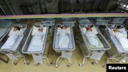 资料照：中国安徽合肥的一所医院里的新生儿。