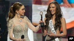 Anne Jakkaphong Jakrajutatip (kiri) bersama Miss Thailand Anna Sueangam-iam pada acara Miss Universe Beauty Pageant di New Orleans, AS 14 Januari 2023.