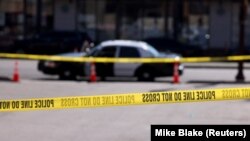 一辆警车停在加州蒙市枪击案现场。（2023年1月22日）