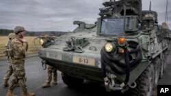 سربازان هنگ دوم سواره نظام اوکراین در کنار یک خودروی زرهی استریکر در آلمان. آرشیو