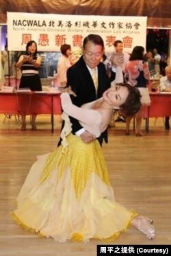 周平之（笔名周愚）在新书发布会上跳舞。（周平之提供）