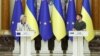از راست به چپ، ولادمیر زیلینسکی، رییس جمهور اوکراین،‌ و اورسلا فون درلاین،‌رییس کمیسیون اتحادیهٔ اروپا، در یک کنفرانس خبری مشترک در کیف، پایتخت اوکراین