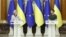 از راست به چپ، ولادمیر زیلینسکی، رییس جمهور اوکراین،‌ و اورسلا فون درلاین،‌رییس کمیسیون اتحادیهٔ اروپا، در یک کنفرانس خبری مشترک در کیف، پایتخت اوکراین