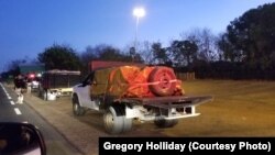 运送首批救援物资的车队星期六突破封锁，从南部巴西边境进入委内瑞拉。