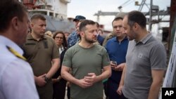 Nan foto sa a ke Prezidans Ikren pataje ak lapres, Prezidan Volodymyr Zelenskyy pale ak responsab LONU pandan yon vizit nan po Chornomork la kote yap anbake sereyal nan yon bato La Tiki, 29 Jiye, 2022. 