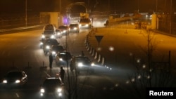 来在朝鲜开城工业园区返回韩国的韩国车辆早些时候来到韩国首尔以北坡州分隔韩国和朝鲜非军事区以南的海关，移民和检验局。