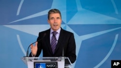 Pimpinan NATO Anders Fogh Rasmussen berbicara di Brussels (29/8) mendesak Rusia untuk menghentikan operasi militer di Ukraina. 